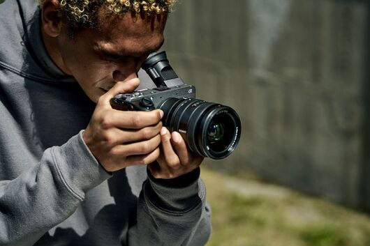 Fotograf pracujący z aparatem Sony Alpha — kurs podstawy fotografii cyfrowej