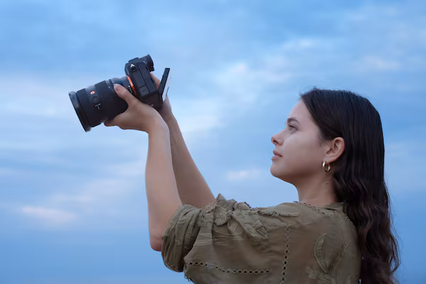 Fotograf pracujący z aparatem Sony Alpha podczas profesjonalnej sesji zdjęciowej