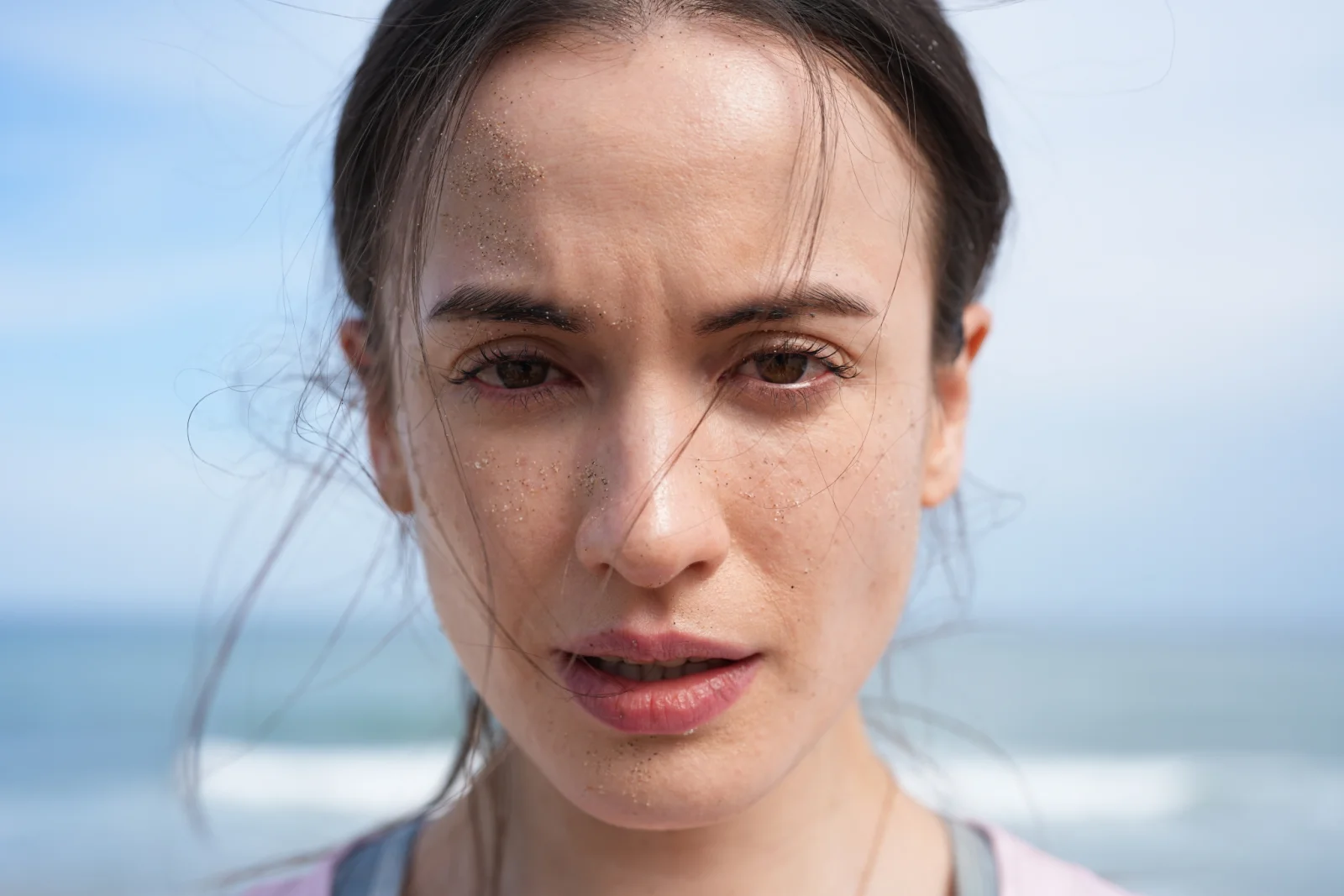 Portret kobiety — zbliżenie faktury skóry, ocean w tle