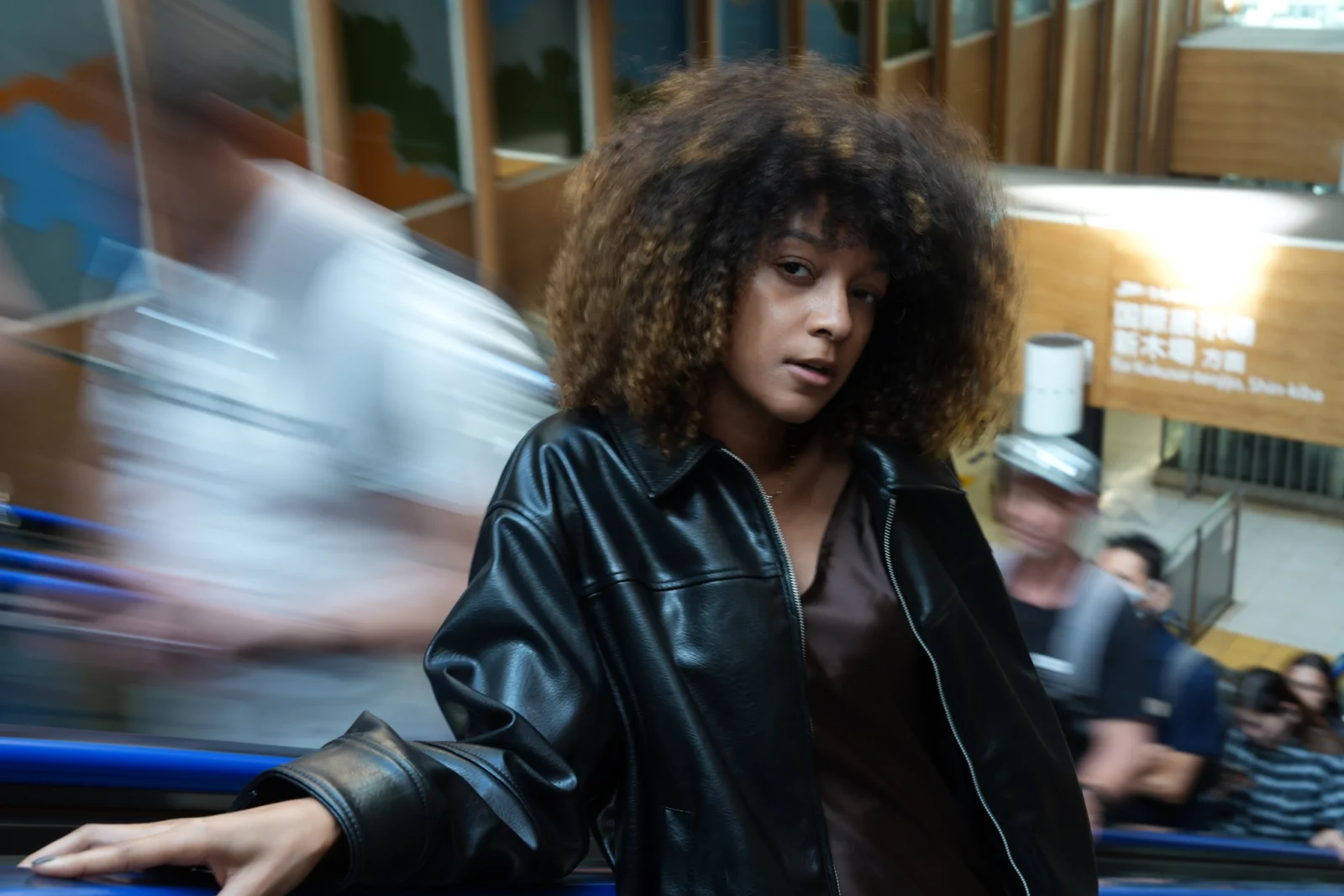 Kobieta na ruchomych schodach — długa ekspozycja