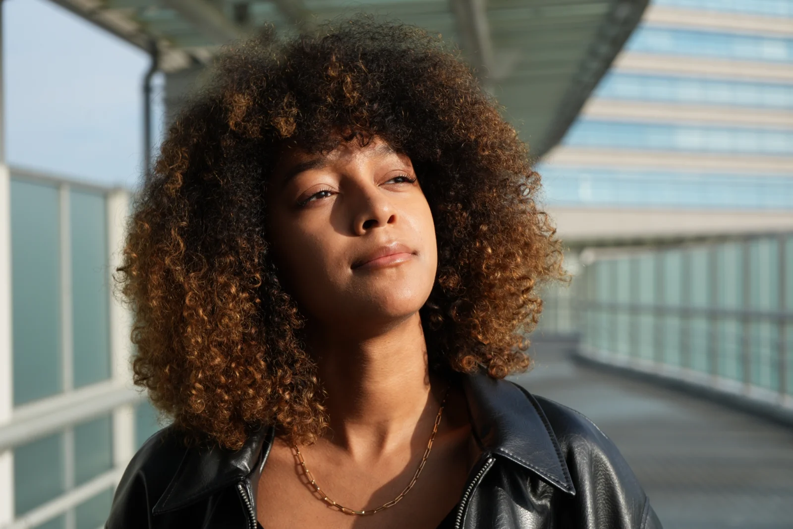 Portret kobiety — miękki bokeh, naturalny kolor skóry