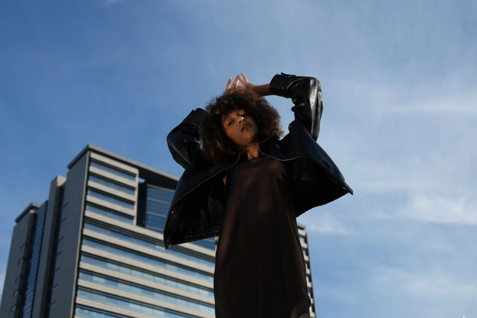 Portret kobiety na tle błękitnego nieba