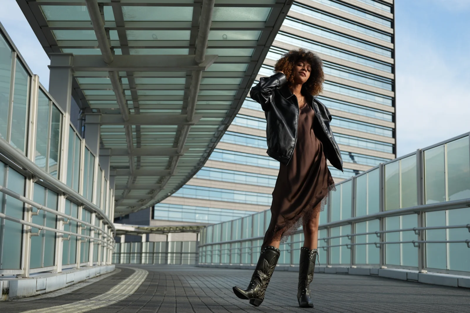 Portret kobiety w dzielnicy Odaiba — miejskie tło