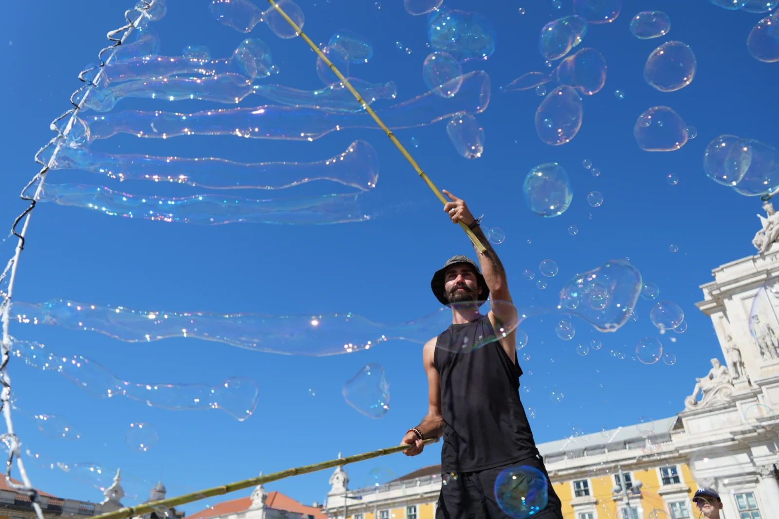 Artysta uliczny z bańkami mydlanymi — street photography