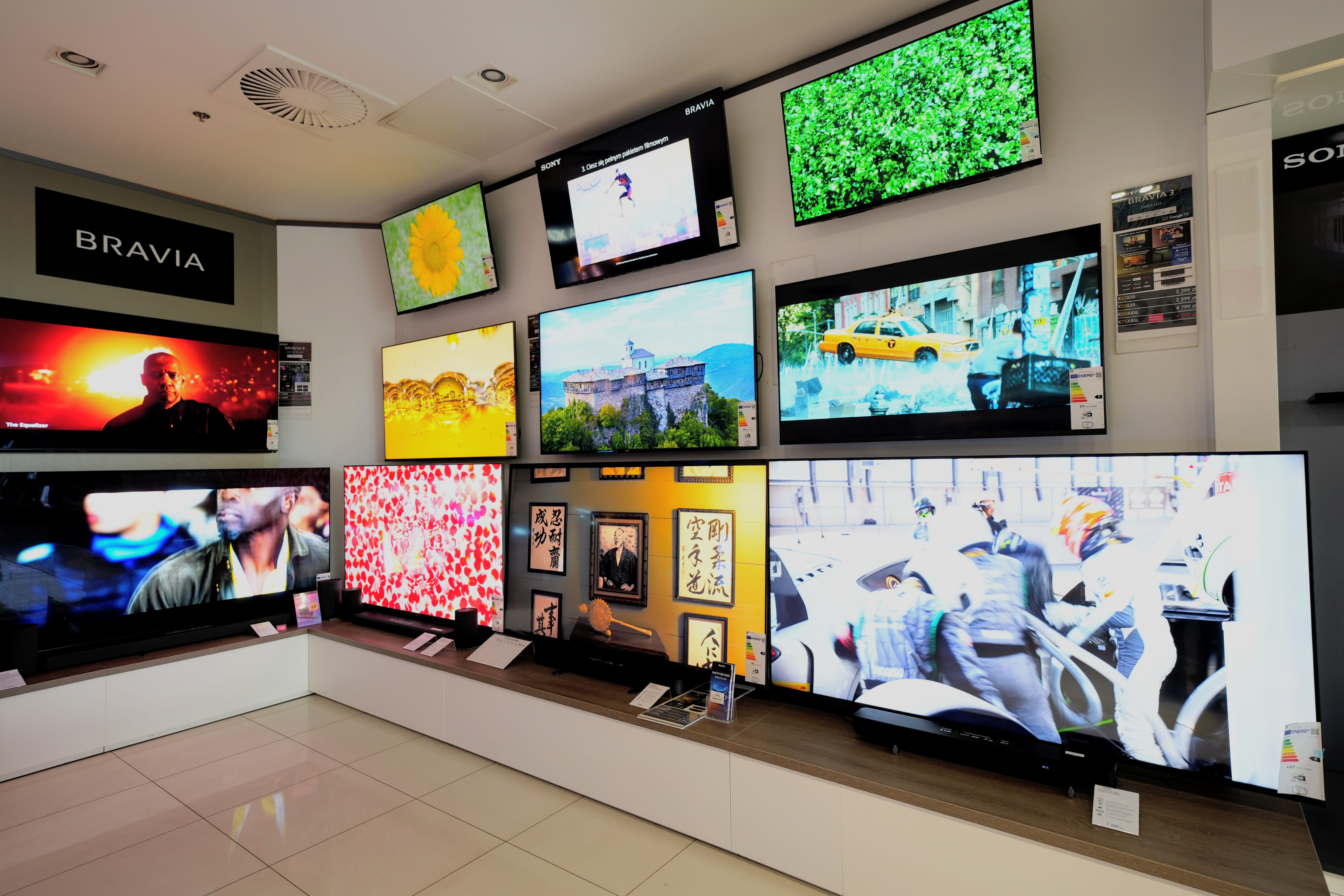 Ściana telewizorów BRAVIA