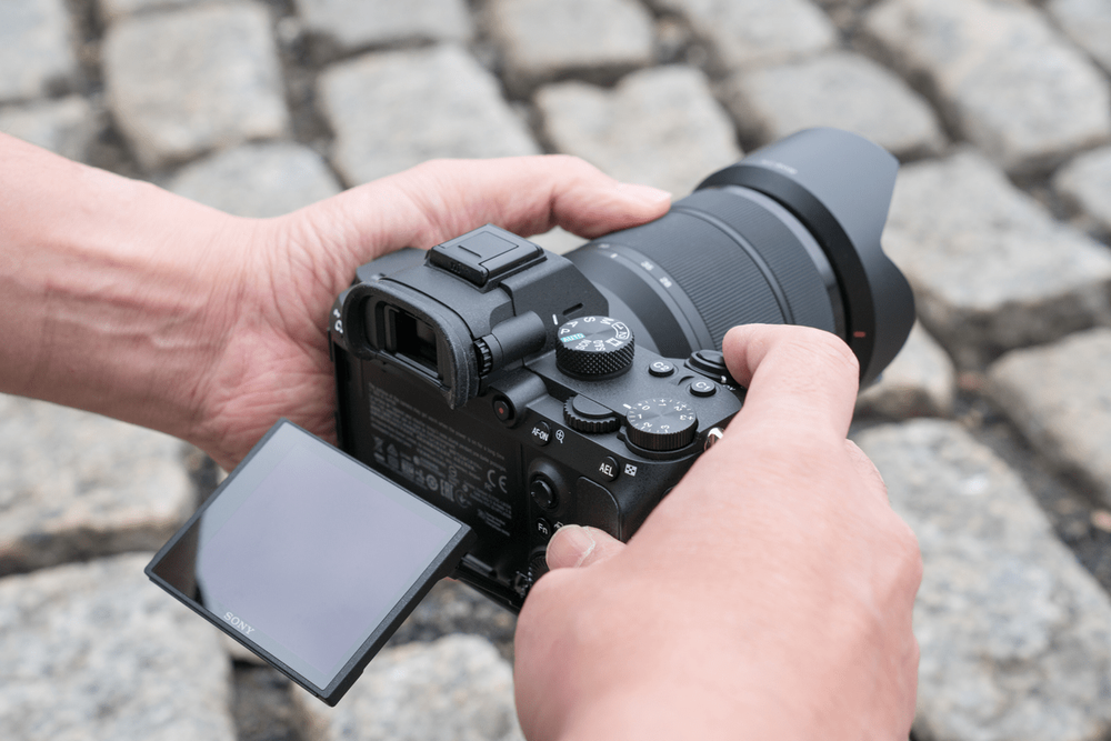 Kobieta filmuje aparatem Sony A7 IV na dworze