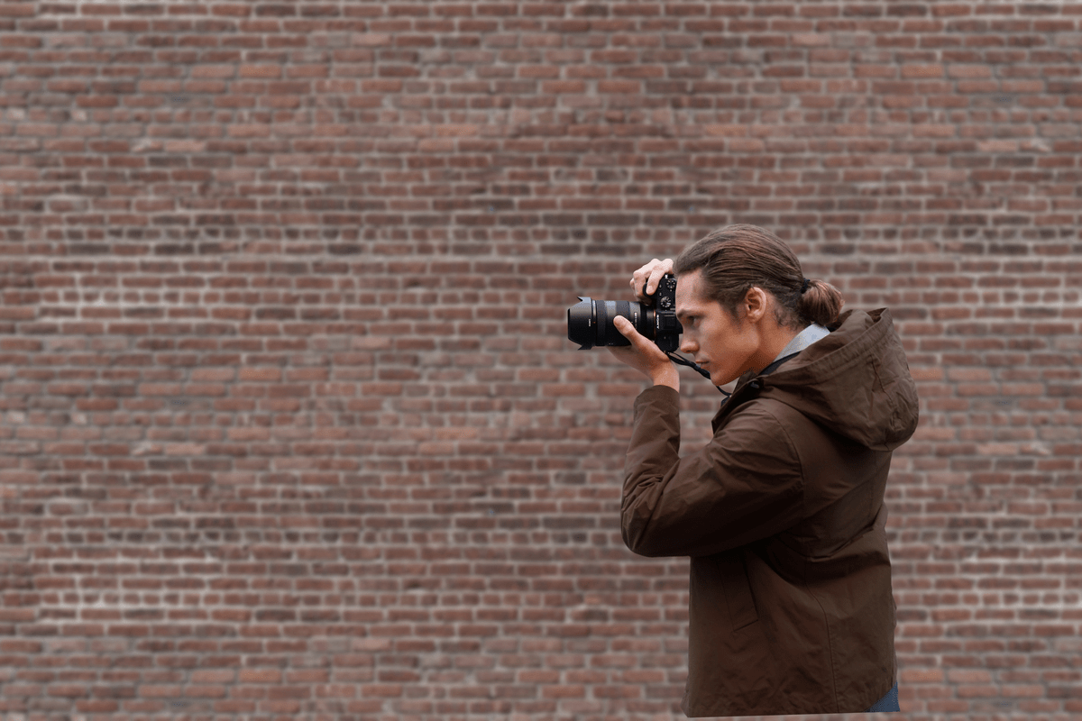 Kobieta filmuje aparatem Sony A7 IV na dworze