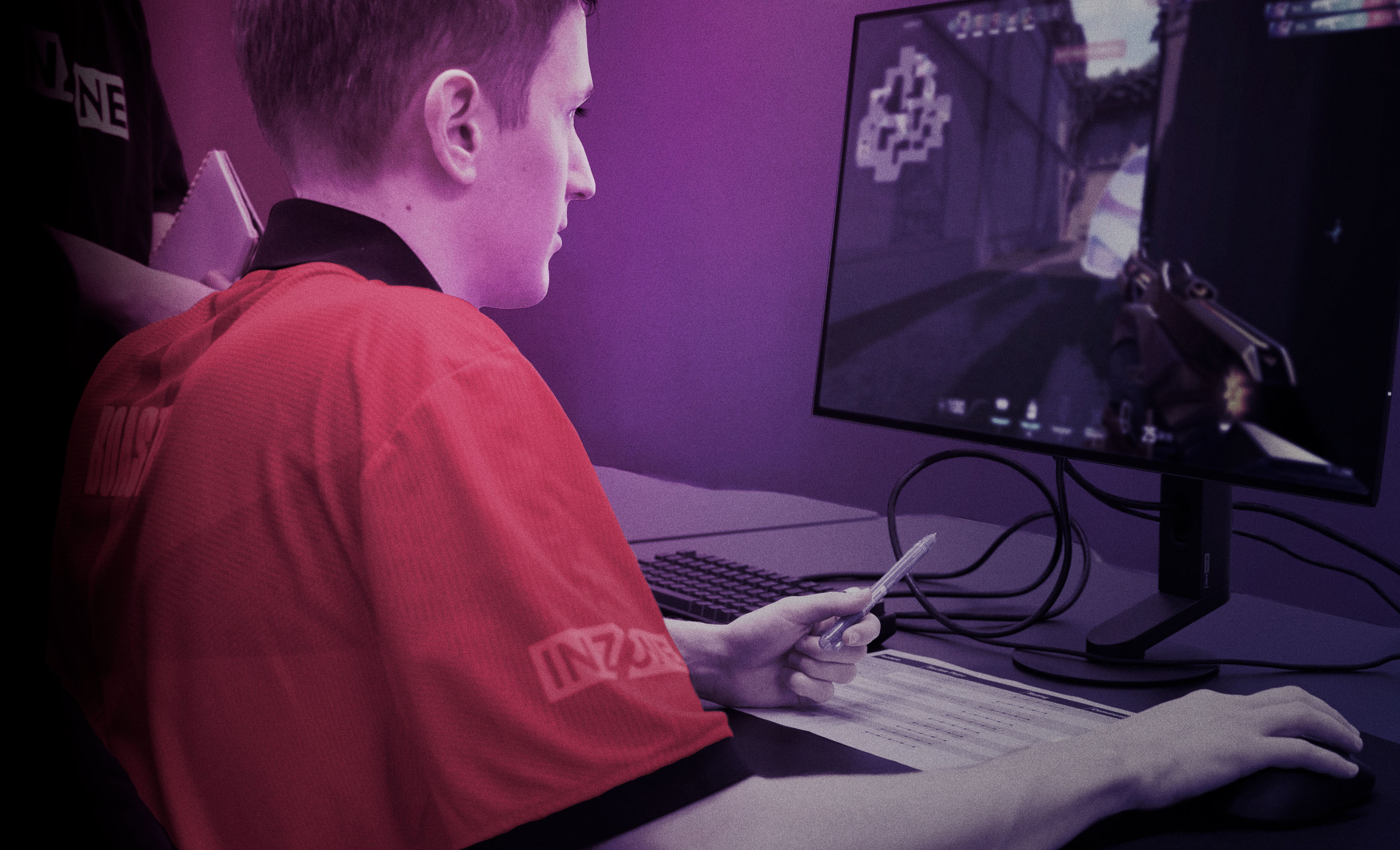 Zawodnik Fnatic siedzący przy biurku, na kt&oacute;rym stoi monitor Sony INZONE M10S II, na ekranie gra FPS