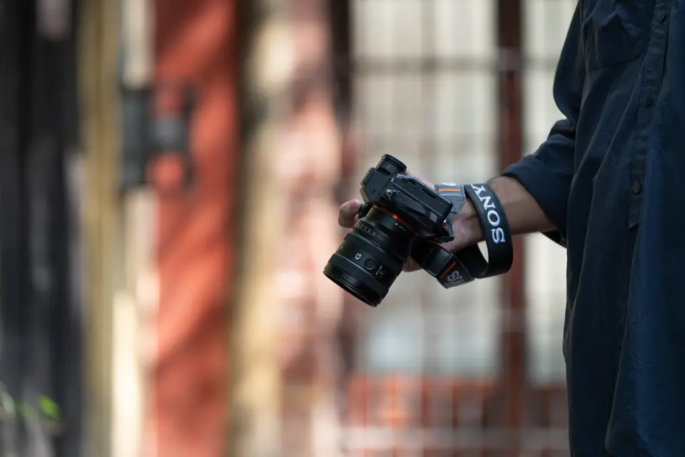 Fotograf z aparatem Sony na ulicy