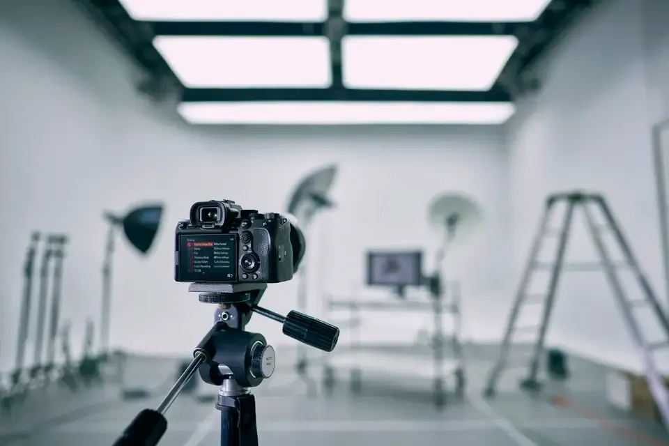 Twórca wideo pracujący z aparatem Sony α7S III