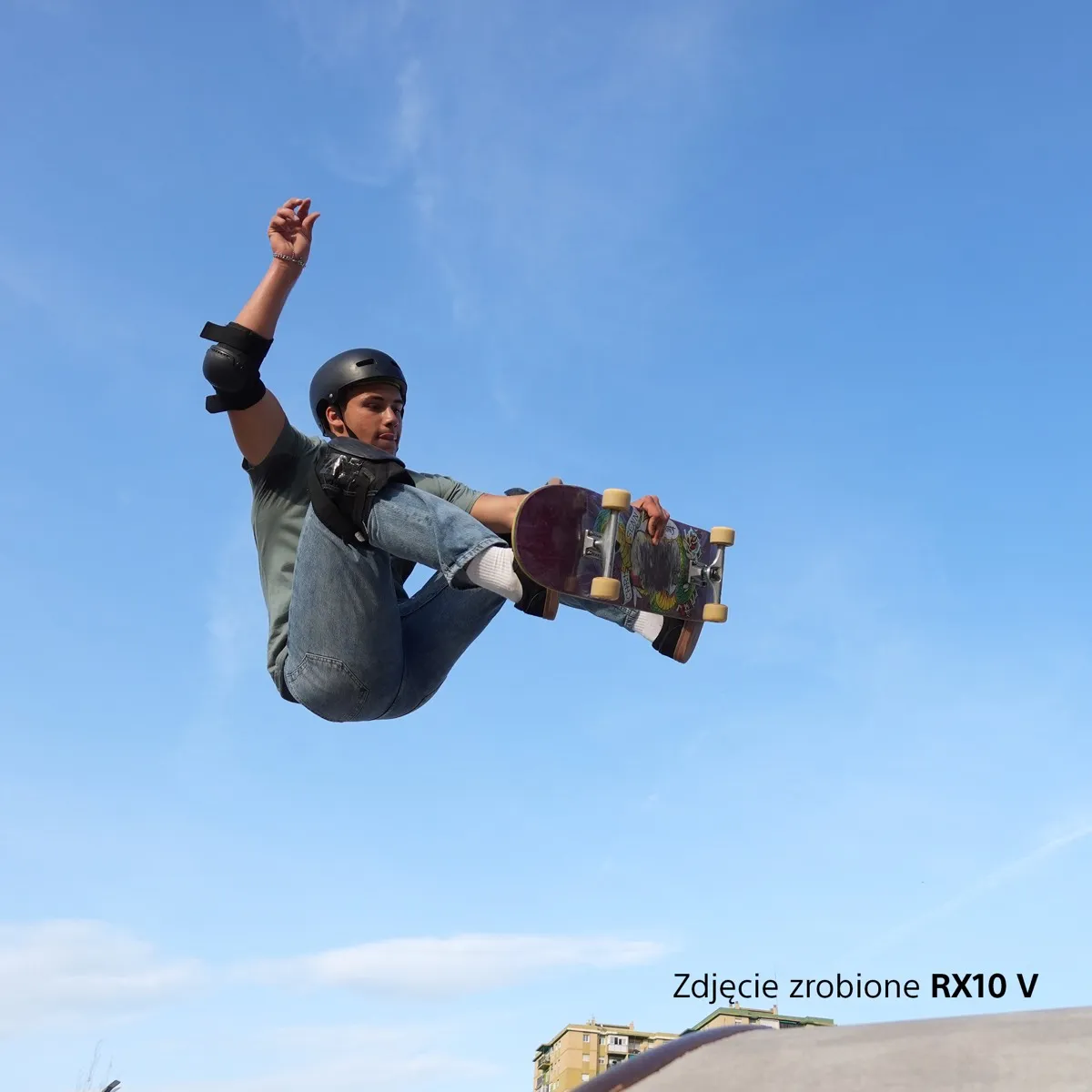 Skater w powietrzu — zdjęcie z RX10 V
