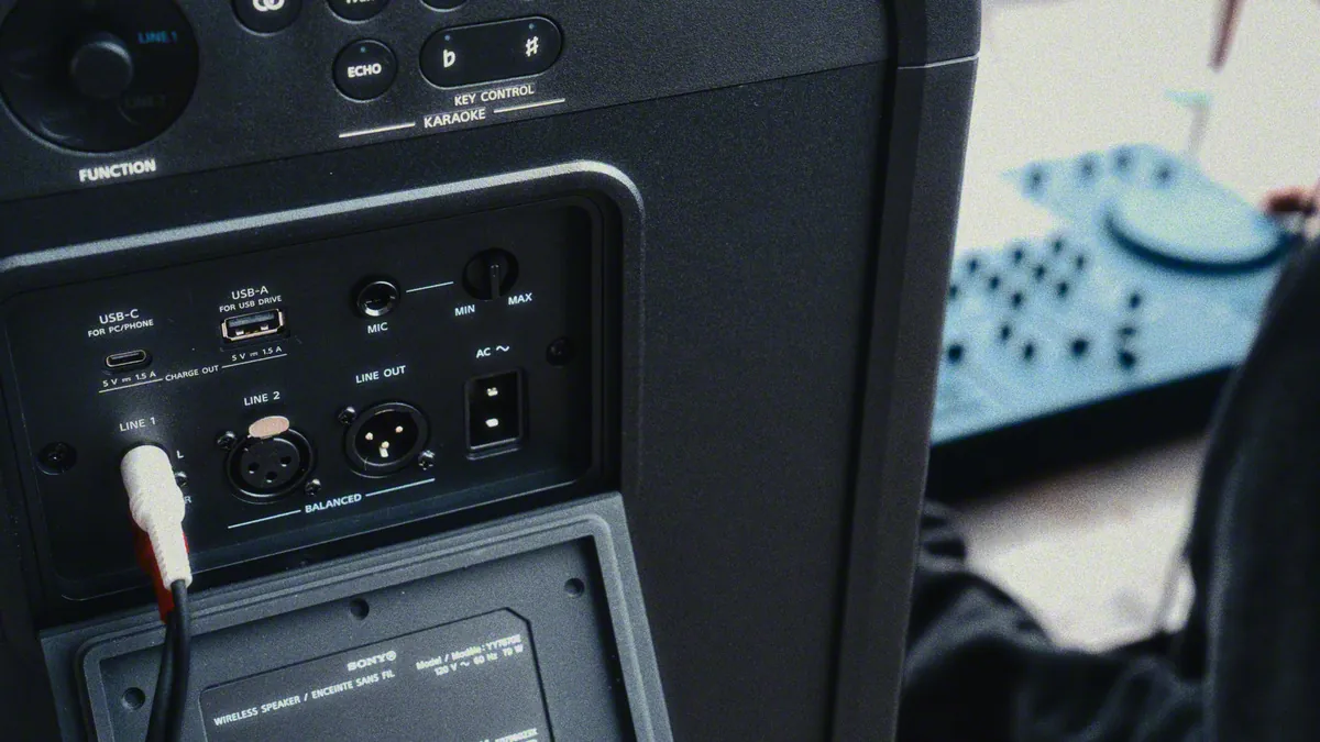Panel gniazd ULT TOWER 5 z wpiętym kablem XLR