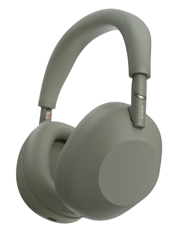 Słuchawki Sony WH-1000XM6 w kolorze oliwkowym, ujęcie pod kątem