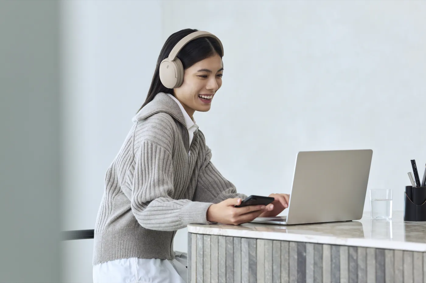 WH-CH730N obok laptopa i telefonu