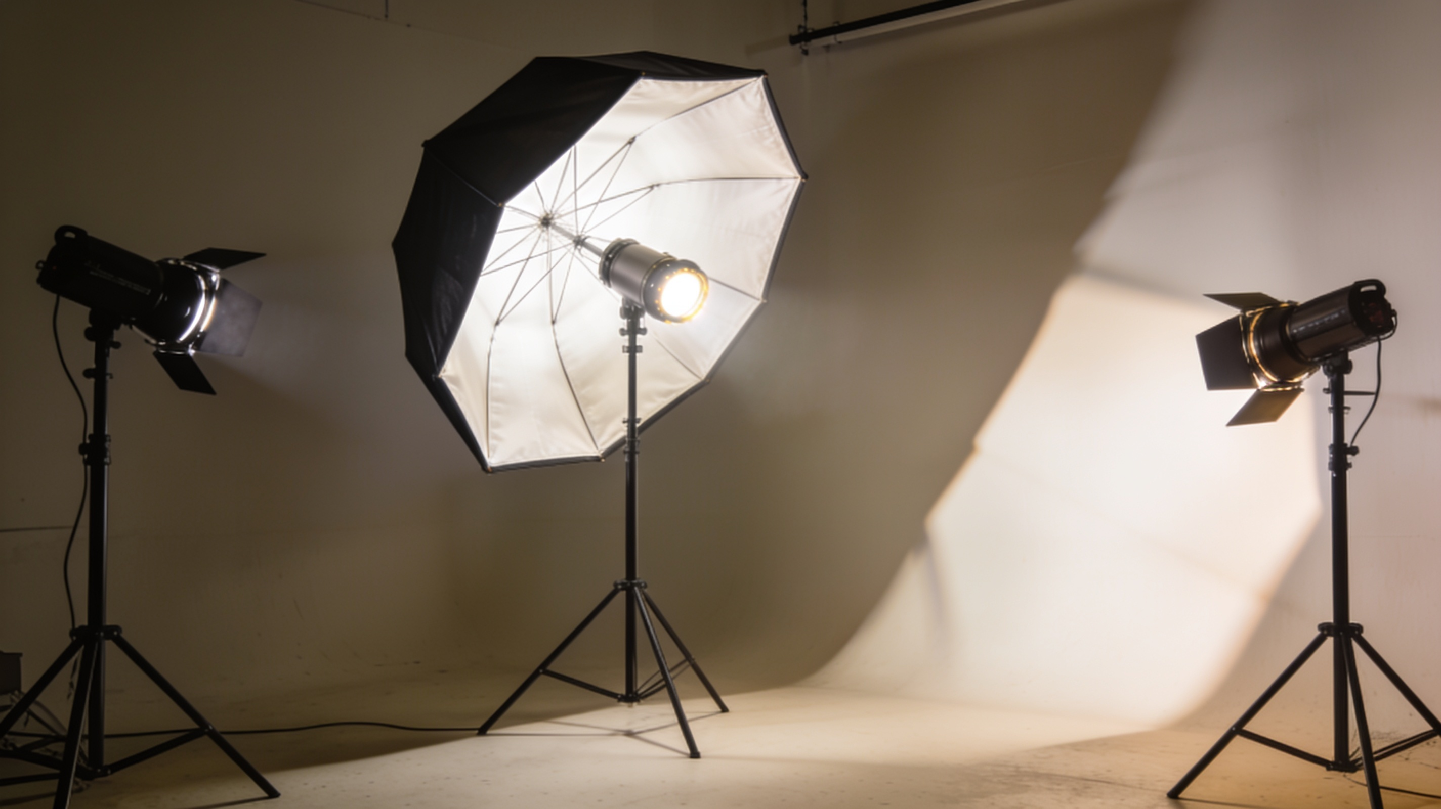 Studio fotograficzne z softboxami i modyfikatorami światła — różne kierunki i rodzaje oświetlenia