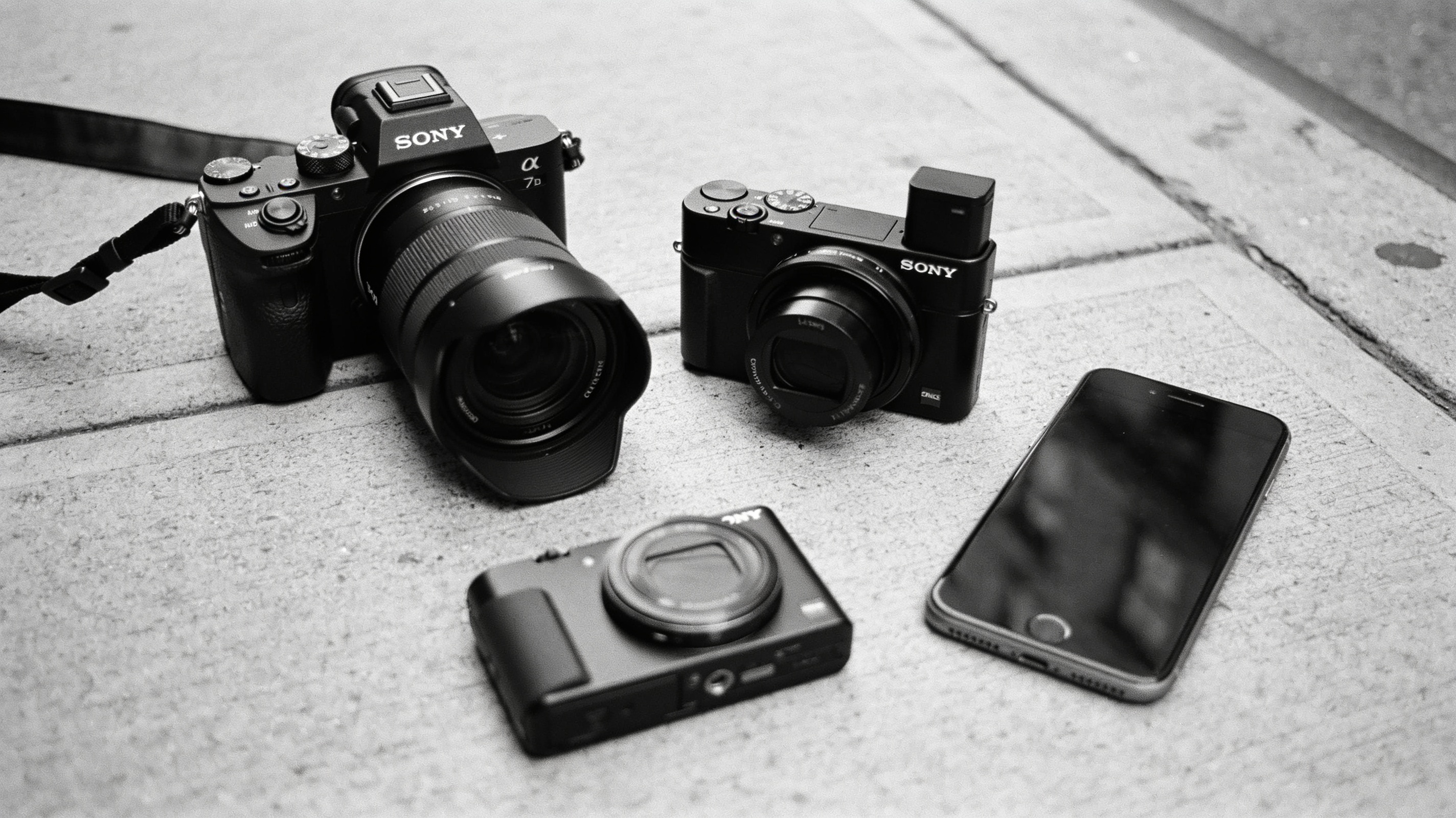 Przegląd typów aparatów do fotografii miejskiej — lustrzanka, bezlusterkowiec, kompakt i smartfon
